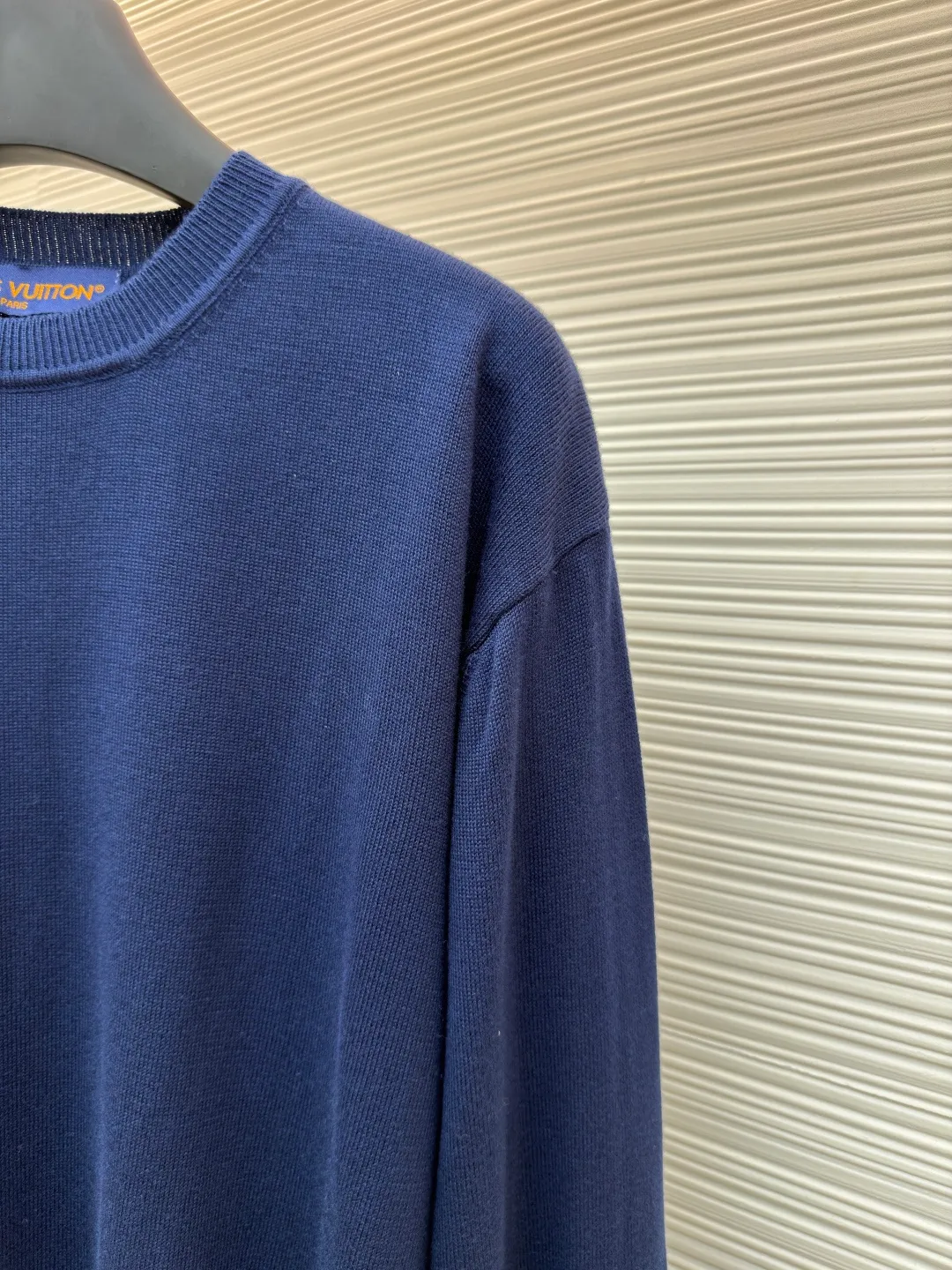 LOUIS VUITTON cuff jacquard cashmere sweater ●Original version: 15100 purchased and developed ●Item number: 1681849-A75 ●Fabric: wool blended fabric ●Technology: jacquard knitting ●Color: treasure color ●Version: fitted version ●Weight: about 395 grams ●Size: S-M-L-XL ●Description: Made of 55% cashmere fabric with 45% cotton. The fabric is soft and comfortable and does not cling to the upper body. The three-dimensional and stylish version can be worn outside or as a base layer. The fabric is washed frequently to fix the pattern and color. The jacquard is made of professional point jacquard on wool looms imported from Germany, and is reproduced from the original 1:1 scanned pattern. This round-neck pullover is made of soft cashmere in trendy tones and features Monogram elements on the ribbed knitted cuffs. It goes well with a variety of looks. The overall wiring is straight and delicate, the fabric is comfortable and soft, and the color is consistent without color difference. It can be matched with the same style to create a fashionable look and control various occasions. Customized accessories, complete with three standards, same style for men and women!